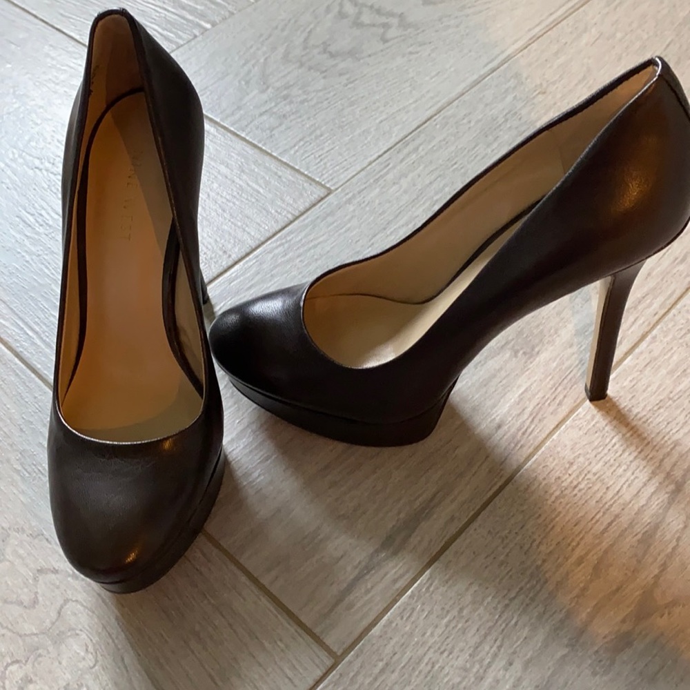 Nine West round toe pumps size 6